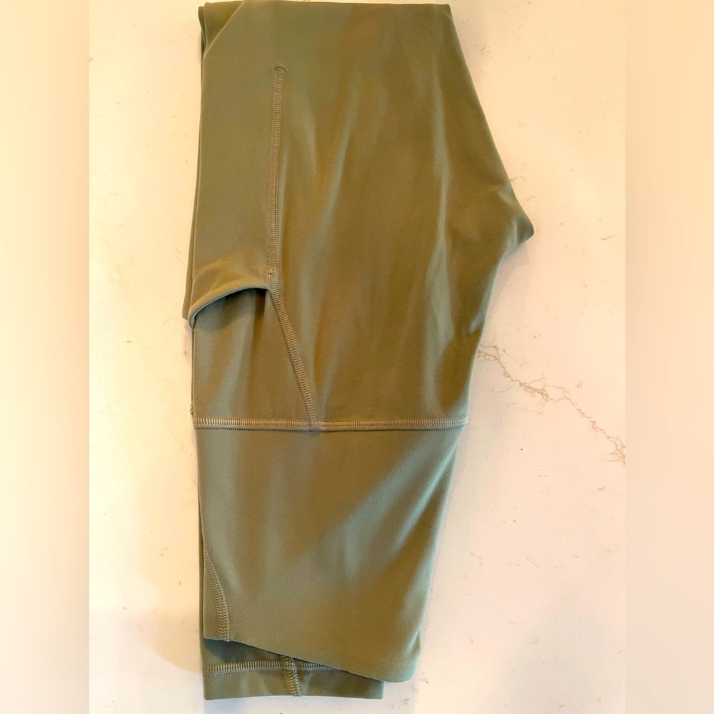 Lululemon yoga pants woman’s size 4